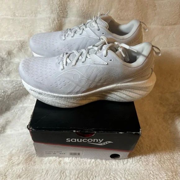 Saucony Men's Triumph 22 Sneaker, White Size 9